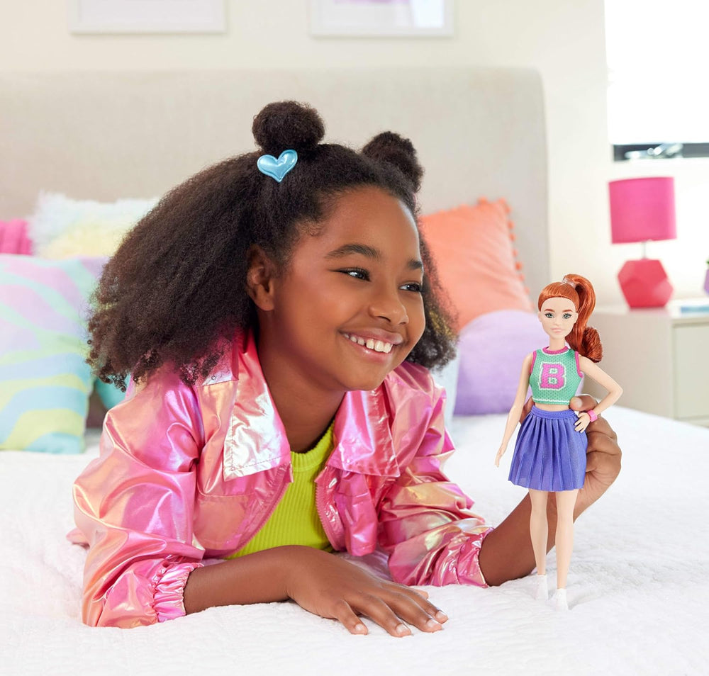 Păpușa Barbie Fashionistas nr. 232 cu păr roșu, top sport din jerseu cu imprimeu B, fustă plisată mov, ceas de mână și adidași, HYT90