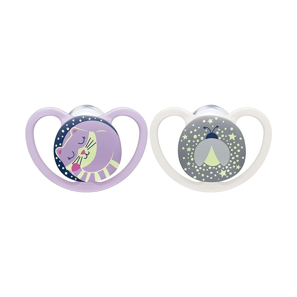 Suzete NUK Space Night | 6-18 luni | Acadea cu fante de ventilație extra-mari, strălucește în întuneric | Silicon fără BPA | Pisică și buburuză | Pachet de 2