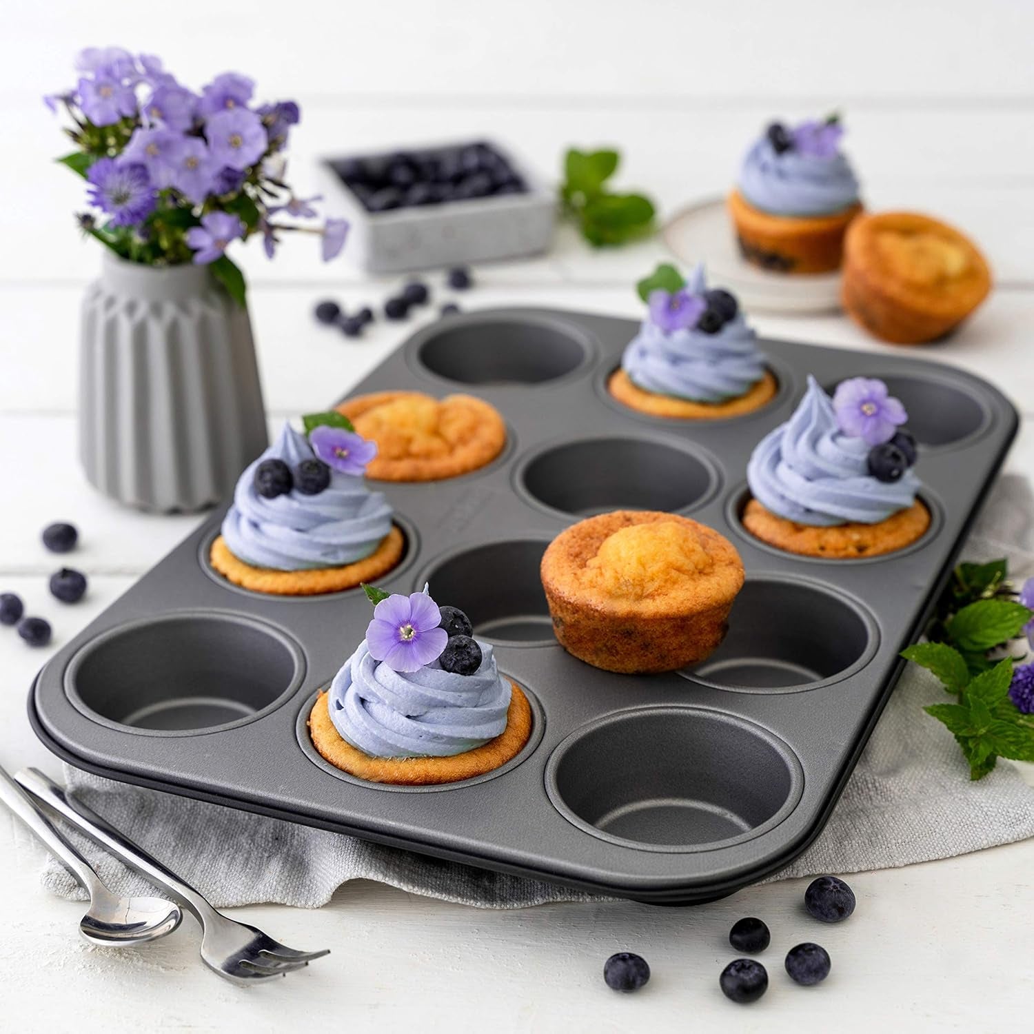 Zenker 12Er Muffinform Energy, Premium-Backform, Für Köstliche Kuchen, Verkürzt Die Backzeit Um Bis Zu 20% (Farbe: Silber/Anthrazit), Menge: 1 Stück, Hellgrau Und Dunkelgrau Molds and trays for baking Naty Shop
