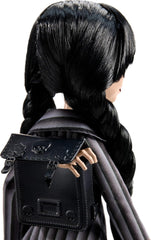 Monster High Wednesday Puppe und Accessoires, Wednesday Addams Sammelfigur in Nevermore Academy Uniform mit Eiskaltem Händchen und Rucksack, Puppenständer, HXJ04