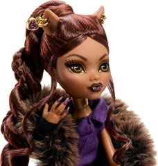 Păpușa Monster High, figurină de colecție Clawdeen Wolf Casa Lupilor cu haină jacquard din blană artificială, rochie sacou mov, pantaloni și accesorii aurii, JDR66