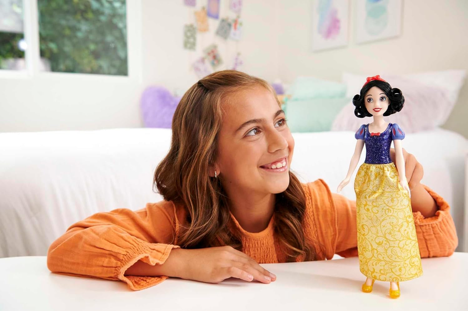 Mattel Disney Princess Toy, păpușă mobilă Albă ca Zăpada, cu haine strălucitoare și accesorii, inspirată de filmul Disney, cadou pentru copii, HLW08 Papusi Naty Shop