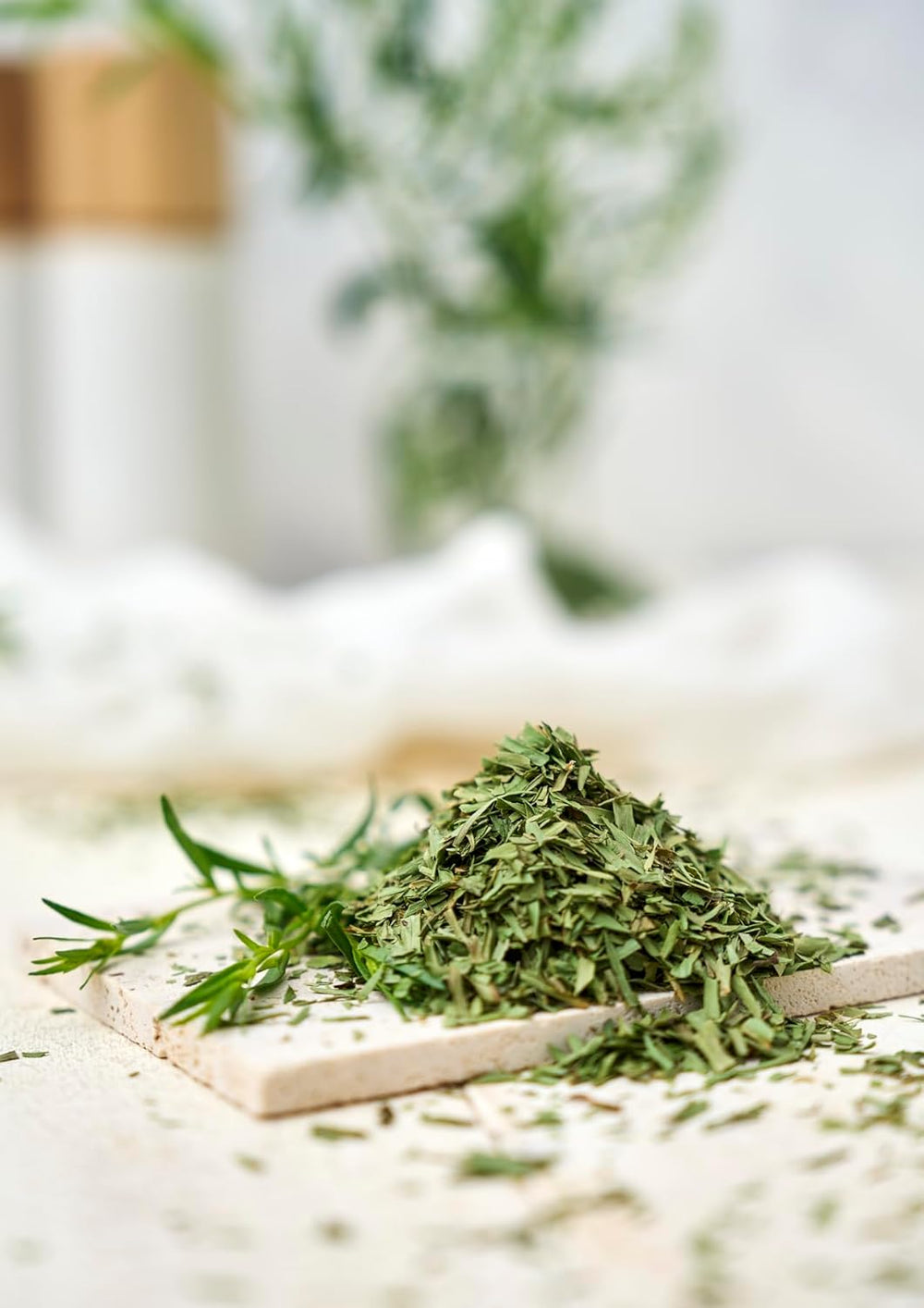 Fuchs Gewürze - Estragon gerebelt - französisches Kraut zur Verfeinerung von Saladen, Sauce Hollandaise oder Rührei - natural ingredients - 10 g in wiederverwendbarer, recyclebarer Dose