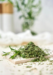 Fuchs Gewürze - Estragon gerebelt - französisches Kraut zur Verfeinerung von Saladen, Sauce Hollandaise oder Rührei - natural ingredients - 10 g in wiederverwendbarer, recyclebarer Dose