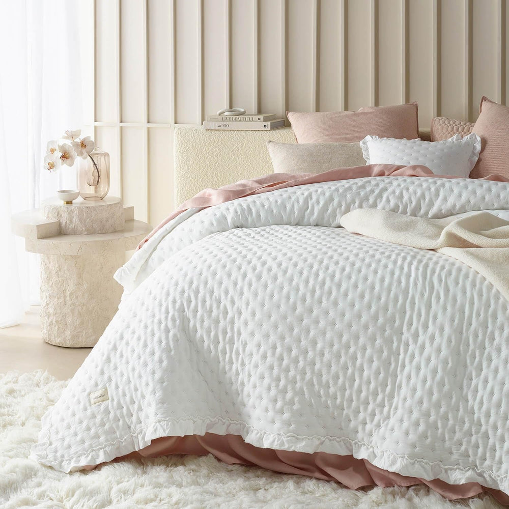 ROOM99 Molly Elegant Bedspread in White 240 X 260 Cm Versatile Bedspread as Bedspread or Sofa Throw Blanket for Bed and Sofa Blanket Style Ideal as Bedspread Beds and Blankets Beuche den ROOM99-Store