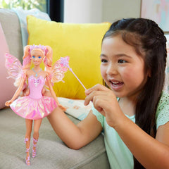 Păpușă Barbie Mattel cu baghetă magică și accesorii de modă, temă fantezie cu aripi și ținută care își schimbă culoarea, JCP76, [multicoloră]