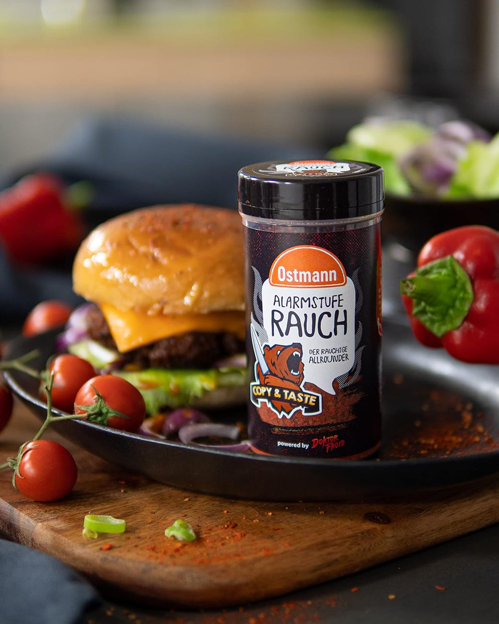 Ostmann Gewürze - Alarmstufe Rauch | Gewürzzubereitung mit Geräucherter Paprika | Für Burger, Grillfleisch und Co. | Doctor Freud 115 g in Streuer