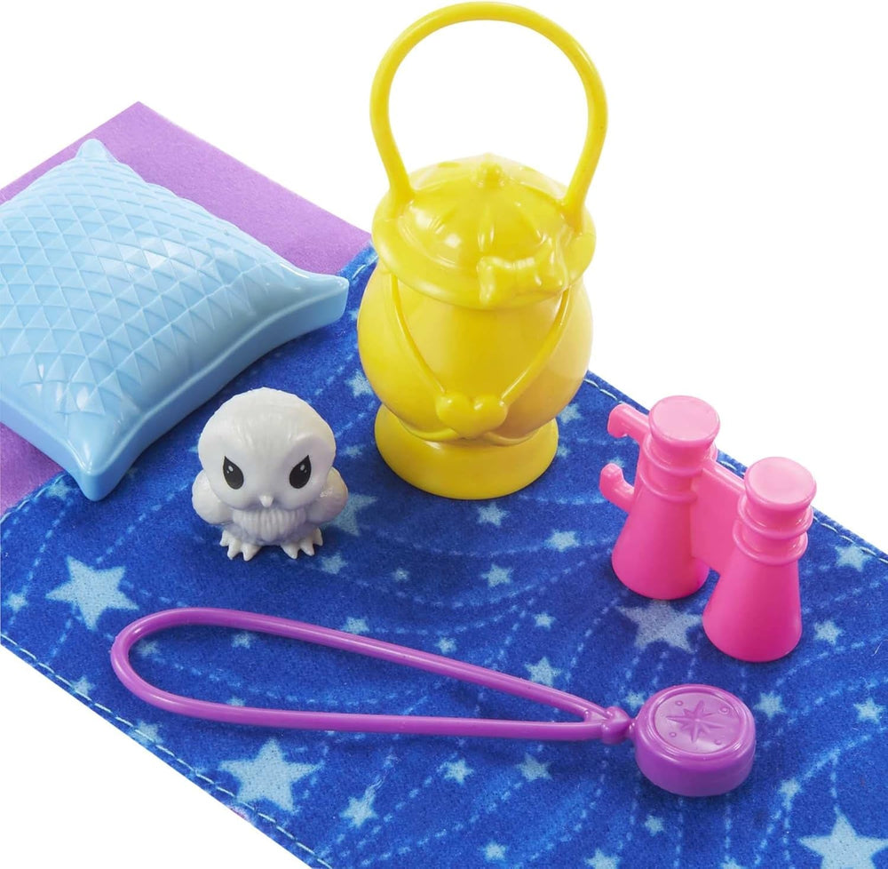 Seria Barbie Chelsea, Păpușă Chelsea Camping cu păr blond, Bufniță de companie, Sac de dormit, Pernă, Lanternă, Binoclu, Accesorii de camping, Cadou pentru copii, Jucărie pentru vârsta de 3 ani și peste, HDF77