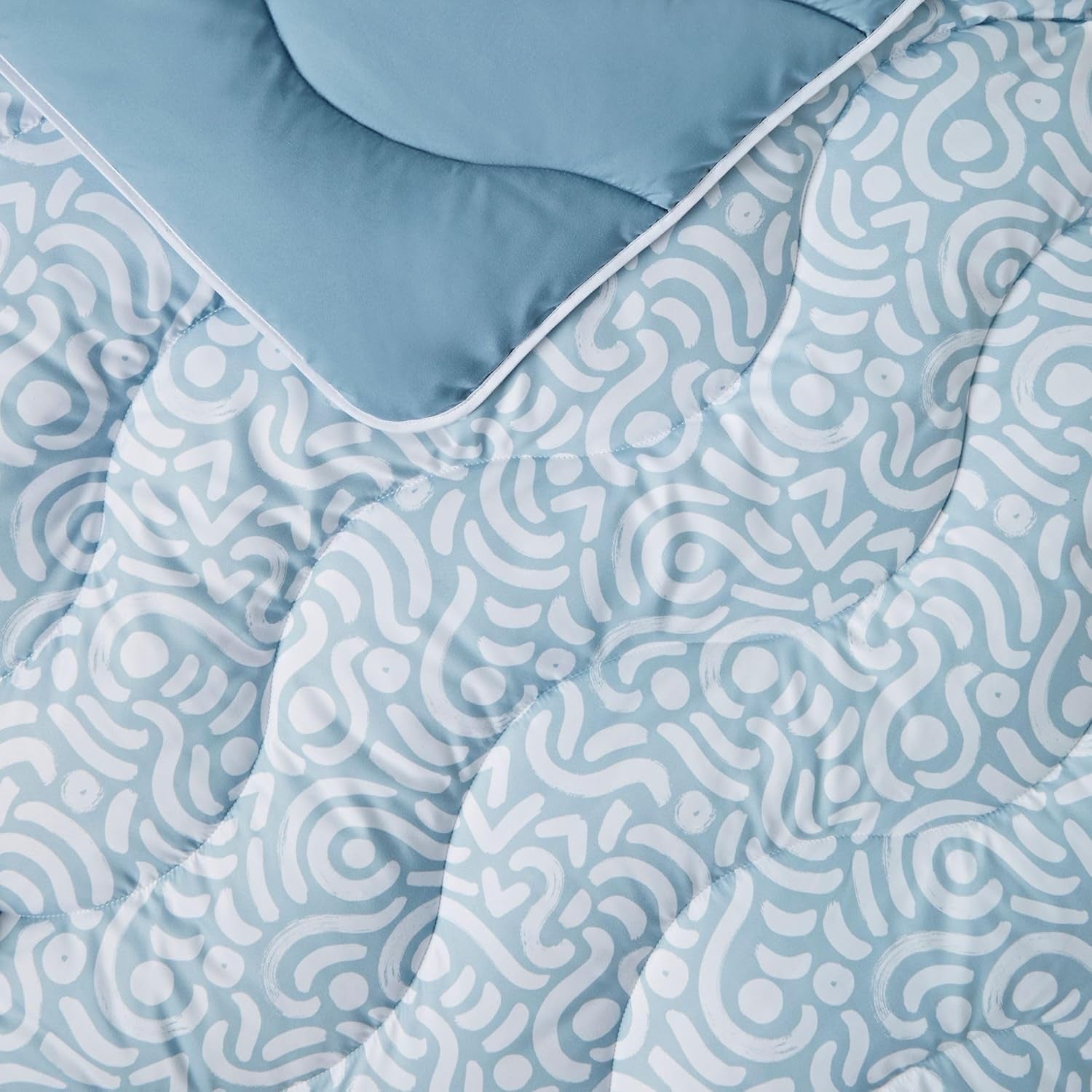 Night Lark Coverless Duvet Super King 6 Tog Spring Summer - Abstract Waves. Cuvertură super moale, confortabilă și ușoară. Se spală la mașină și se usucă rapid, toate într-un set de fețe de pernă reversibile Plapumi si pilote Naty Shop