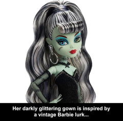 Păpușă Monster High x Barbie Frankie Stein cu costum de baie original inspirat de Barbie și rochie de seară neagră „Solo in The Spotlight”, accesorii, JHK28