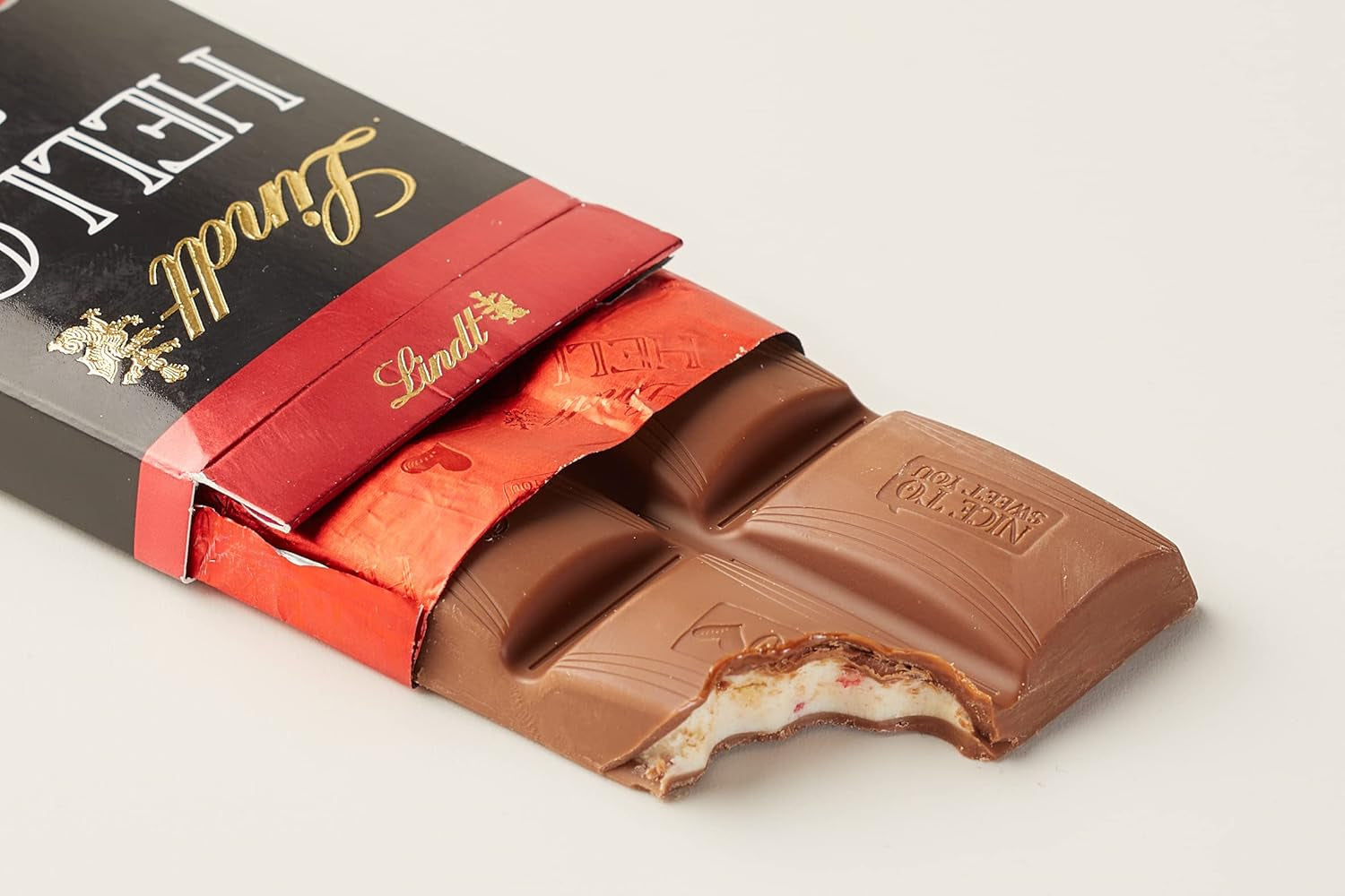 Lindt HELLO Strawberry Chocolate Cheesecake | Bar 100g | Milk Chocolate with Strawberry Quark Cream Filling | Chocolate bar | Chocolate Gift (Pack of 5)