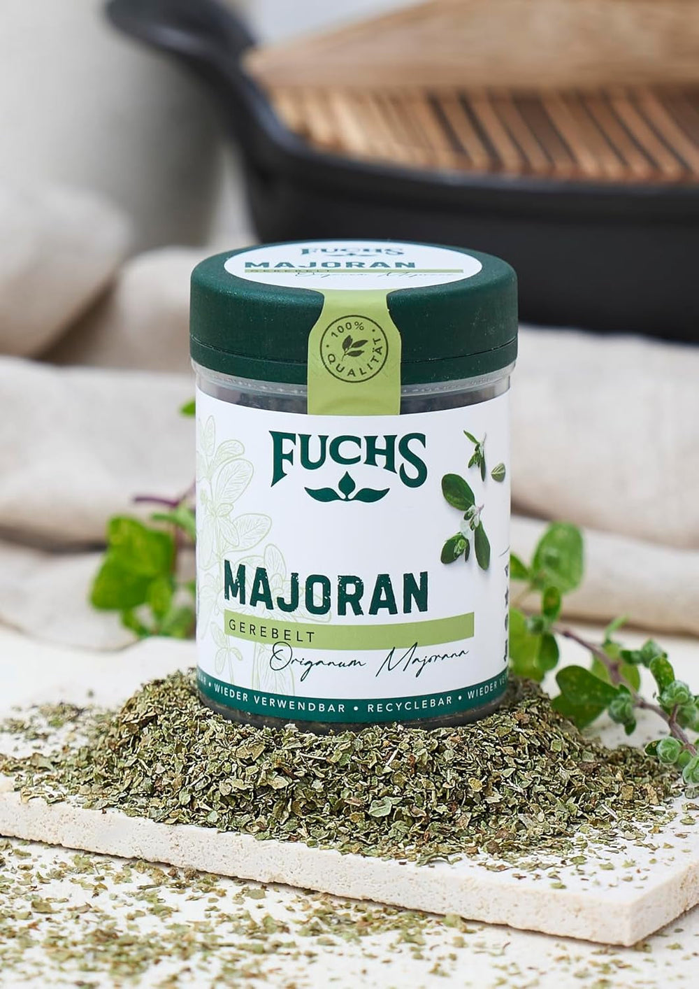 Fuchs Gewürze - Majoran gerebelt - zum Würzen von Kartoffelgerichten, Fleischgerichten oder Eintöpfen - natürliche Zutaten - 10 g in wiederverwendbarer, recyclebarer Dose