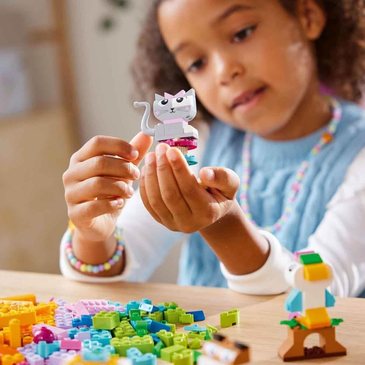 LEGO Classic Creative Animals, cutie cu cărămizi colorate, construiește figurine de animale din cărămizi precum câine, pisică, iepure, hamster și pasăre, jucărie de construcție pentru băieți și fete de la 5 ani 11034 Seturi de constructie Besuche den LEGO-Store