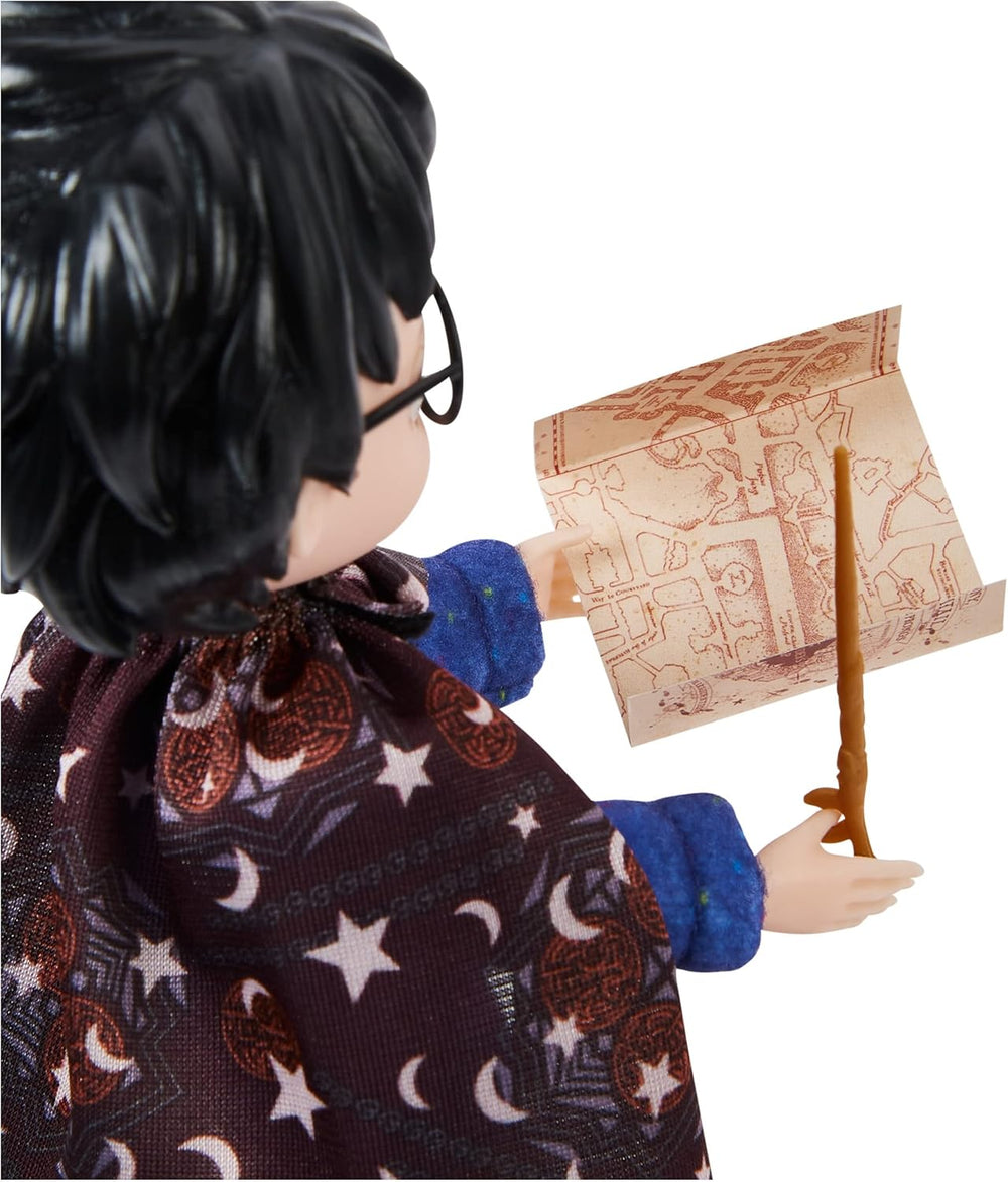 Wizarding World Harry Potter - Geschenkset mit 20.3 cm großer Harry Potter Puppe inclus Besen, Tarnumhang und weiterem Zubehörteilen