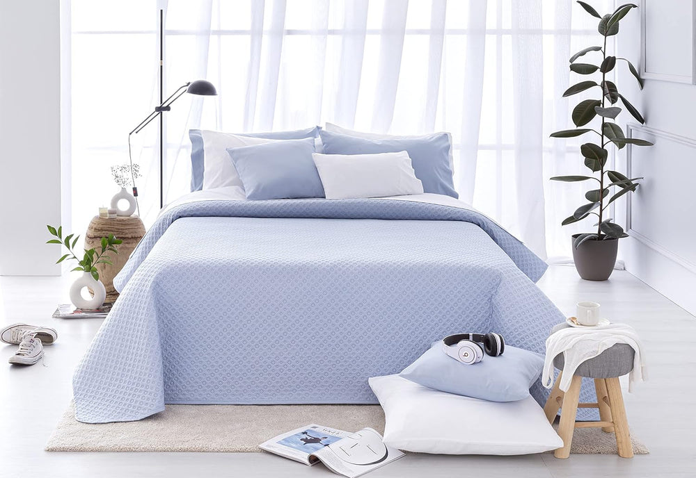 Todocama Fine Boutique bedspread with piqué motif, for spring, summer, autumn and winter, 100% super soft microfiber, multifunctional blanket, 140/150/160-250 X 260 cm, light gray Beds and Blankets Beuche den Todocama-Store Light blue 200 X 260 Cm