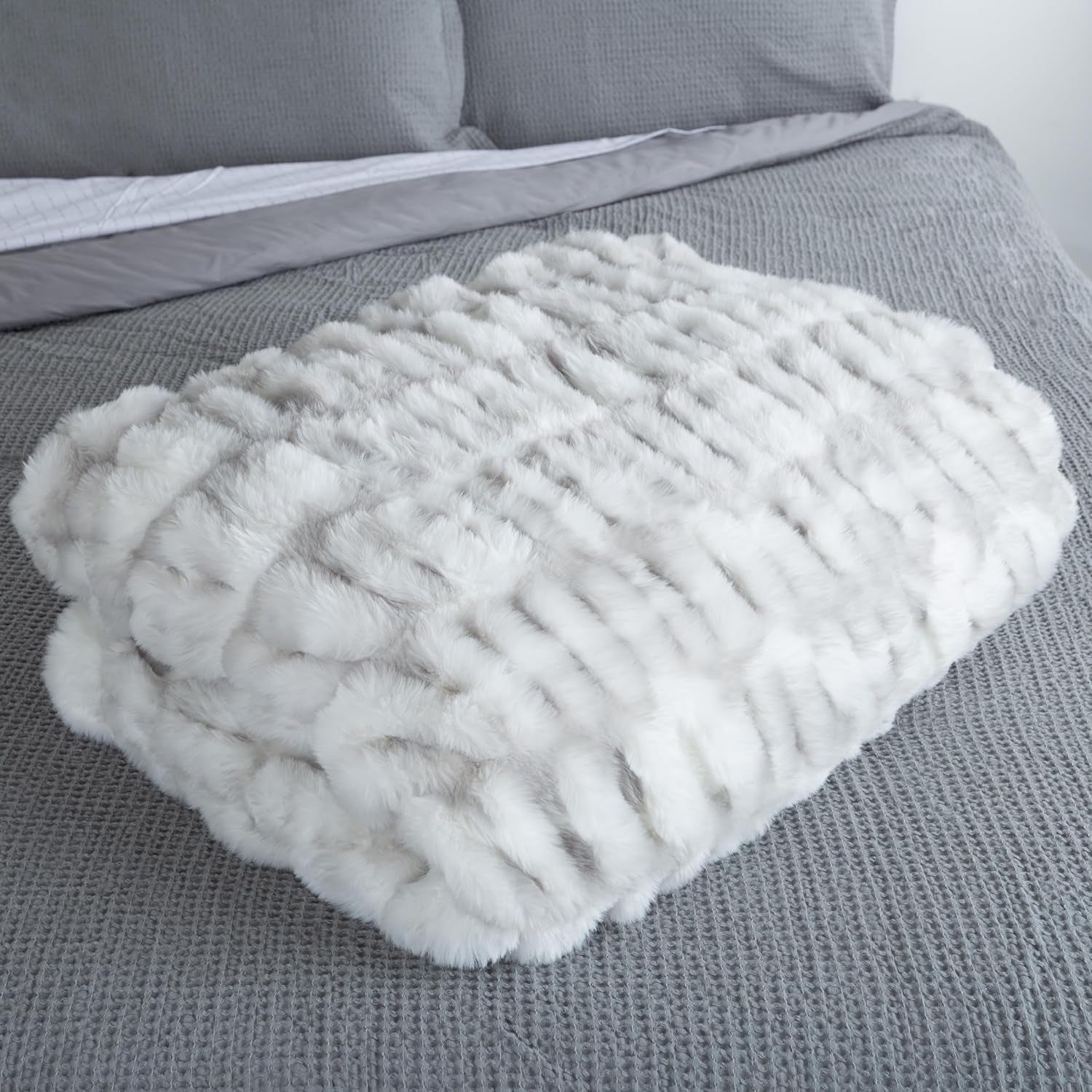 Lavish Home Oversized Gerüschte Faux Fur Blanket, 152.4 X 203.2 Cm, Jacquard Faux Fur, Queen Size Throw for Beds and Sofas, Gray Beds and Blankets Lavish Home