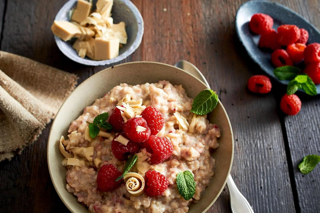 RUF Porridge Raspberry White Choc, Porridge instant cu bucăți de zmeură și ciocolată albă rasă, 65 de grame Cereale Naty Shop