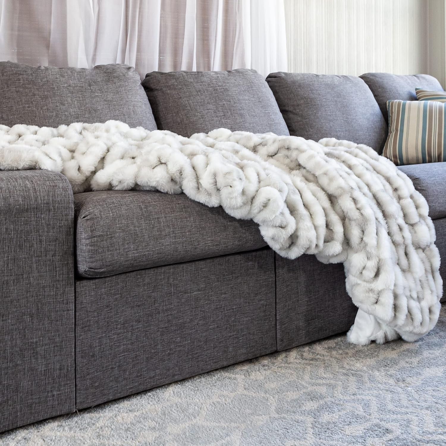 Lavish Home Oversized Gerüschte Faux Fur Blanket, 152.4 X 203.2 Cm, Jacquard Faux Fur, Queen Size Throw for Beds and Sofas, Gray Beds and Blankets Lavish Home