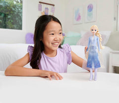 Păpușa Mattel Disney Prințesa Elsa, Păpușă Frozen în ținută de călătorie, Păr blond pieptănabil, Articulație articulată, Fustă și cizme detașabile, Cadouri Disney, Jucărie pentru vârste de 3 ani și peste, HLW48
