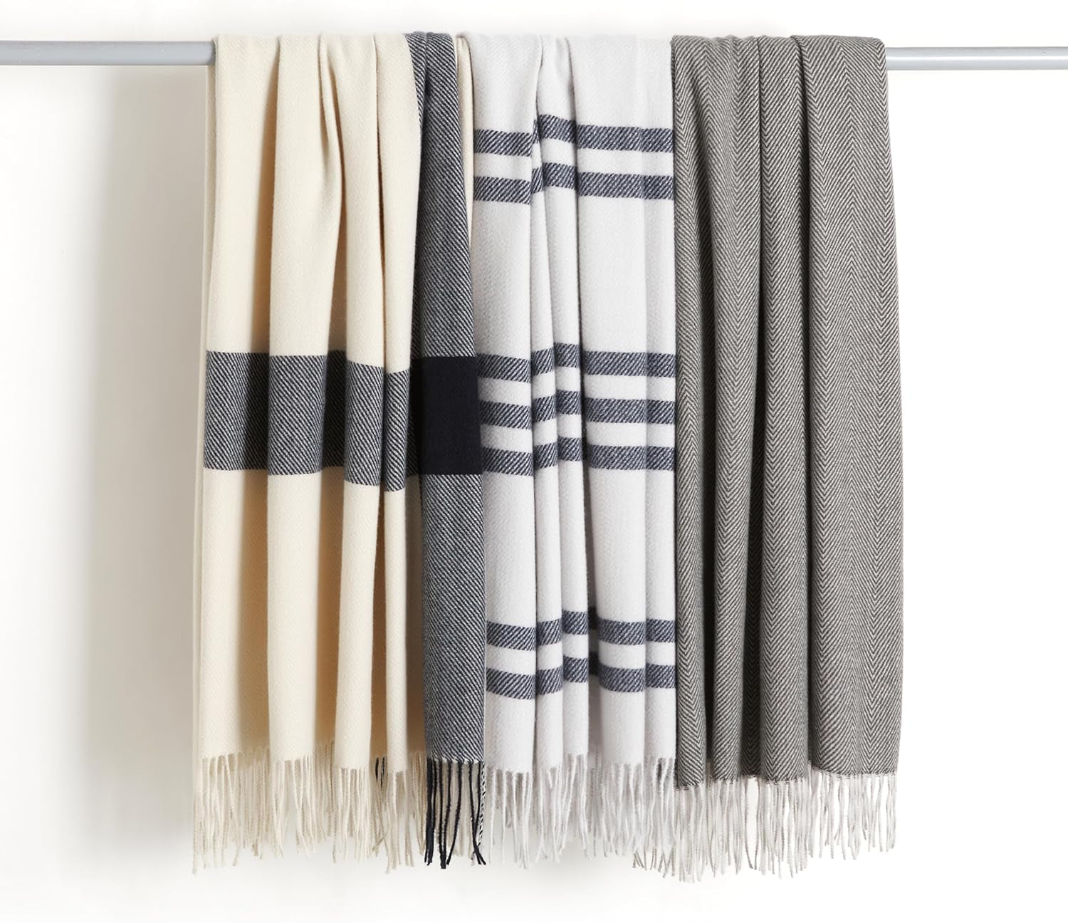 Amazon Basics Throw Blanket, light, recycled polyester, Room Decor Cozy Blanket, 127 X 152 Cm, ivory white with blue pattern Check Beds and Blankets Besuche den Amazon Basics-Store