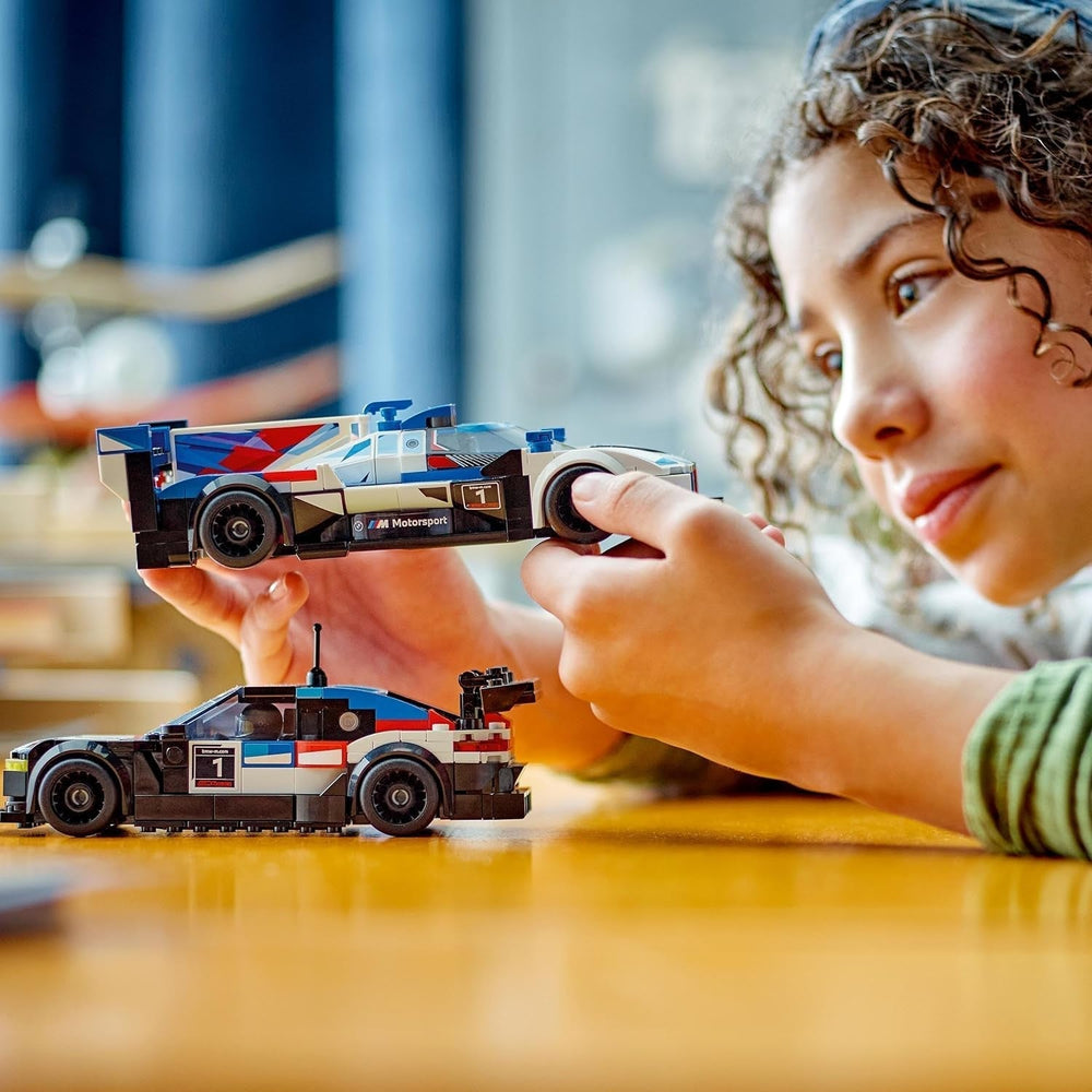 Jucărie LEGO Speed Champions BMW M4 GT3 & BMW M Hybrid V8 Race Car cu 2 modele de mașini construibile și 2 minifigurine de șofer de curse, cadou pentru băieți, fete de la 9 ani, model de mașină 76922 Seturi de constructie Besuche den LEGO-Store