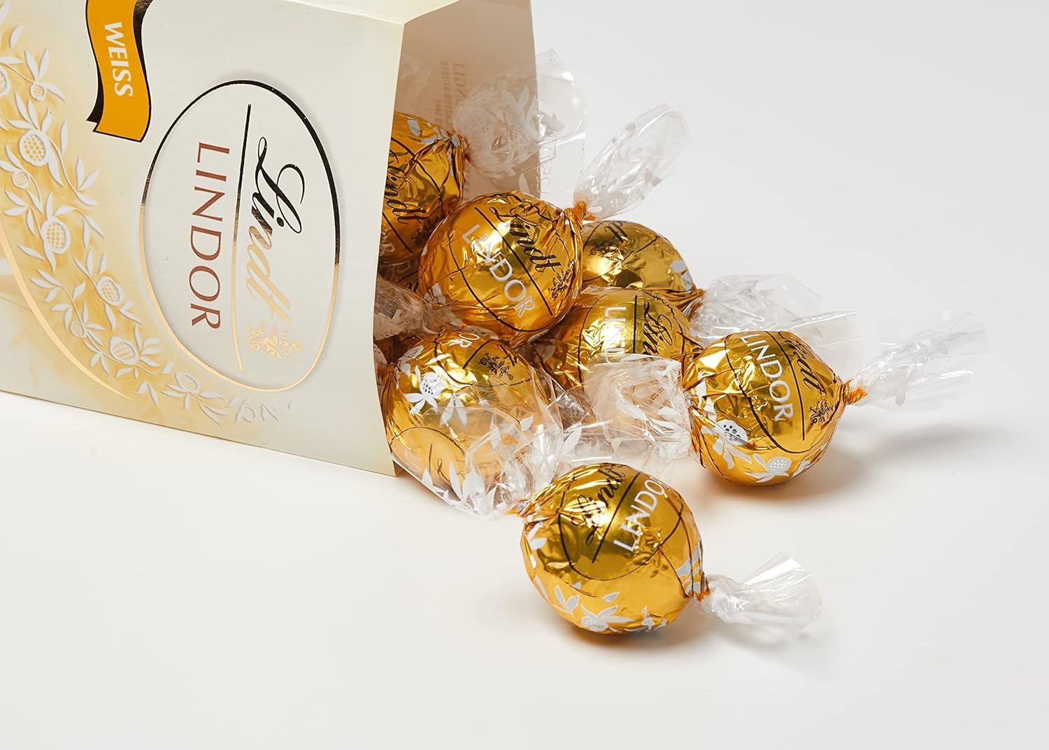 Lindt white chocolate balls LINDOR | 137g bag | Approx. 10 white chocolate balls with melt-in-your-mouth filling | Chocolate Gift Set | Chocolate Gift Set (Pack of 2)