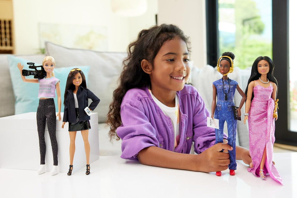Barbie Berufe-Set mit 4 Puppen und Zubehör, Frauen in der Filmbranche mit Studioleiterin, Regisseurin, Kamerafrau und Filmstar in ausziehbaren Outfits, HRG54