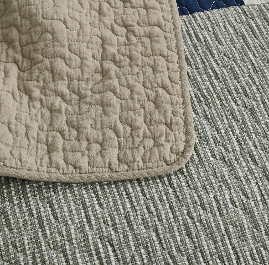 Chezmoi Collection Addy Patchwork Quilt Set bumbac pre-spălat, ușor, reversibil, pentru toate anotimpurile, supradimensionat, 3 piese, albastru marin, alb, gri, taupe, în carouri Plapumi si pilote Naty Shop