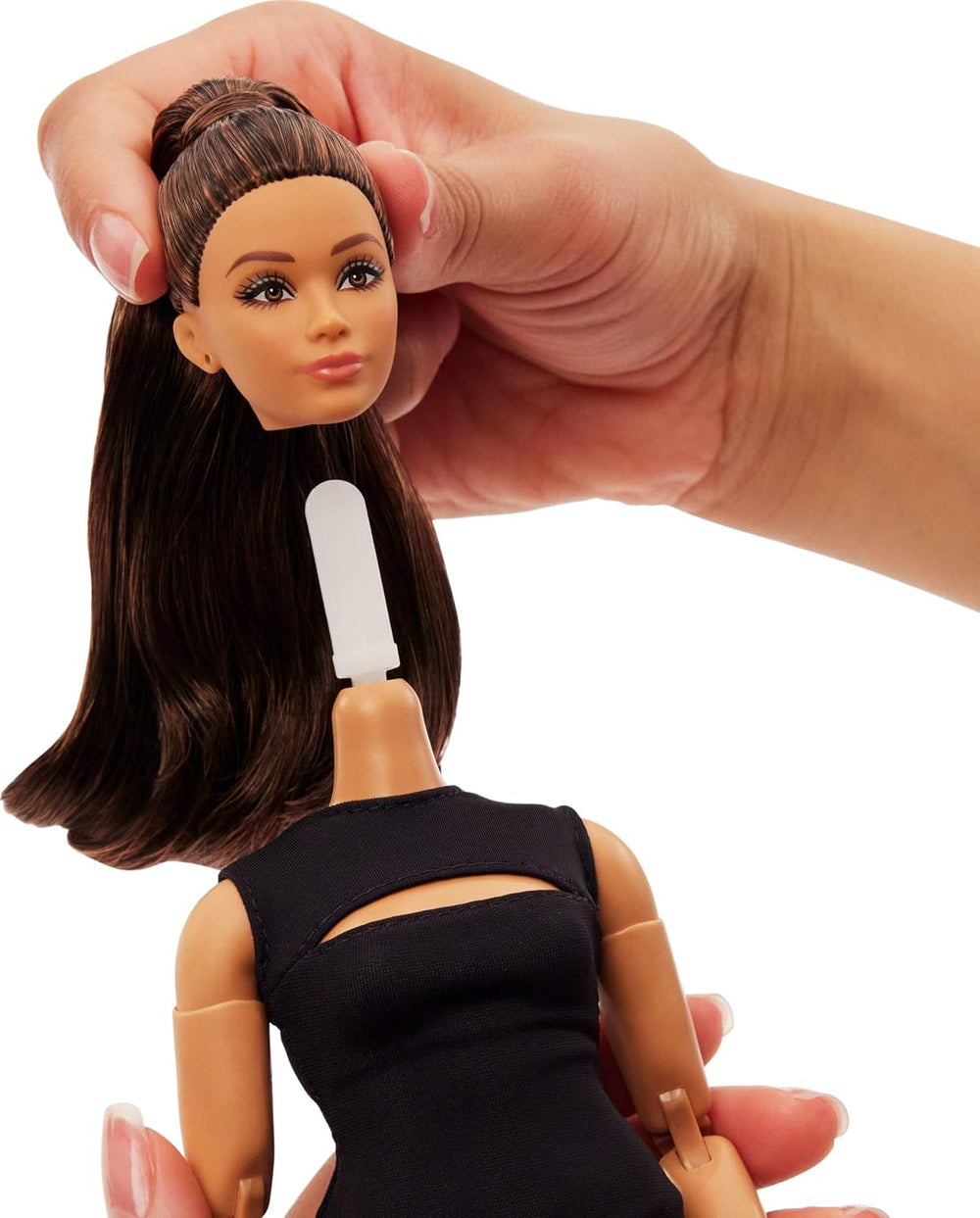Barbie Basics Model 5, Păpușă de colecție cu păr brunet, rochie mini neagră și tocuri înalte, croială universală, corp articulat cu forme feminine, JBH73