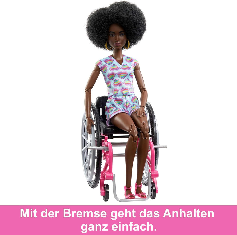 Barbie Fashionistas, păr negru, scaun cu rotile cu salopetă colorată, scaun cu rotile cu rampă, păpușă inclusă, cadou pentru copii, jucărie pentru vârsta de 3 ani și peste, HJT14