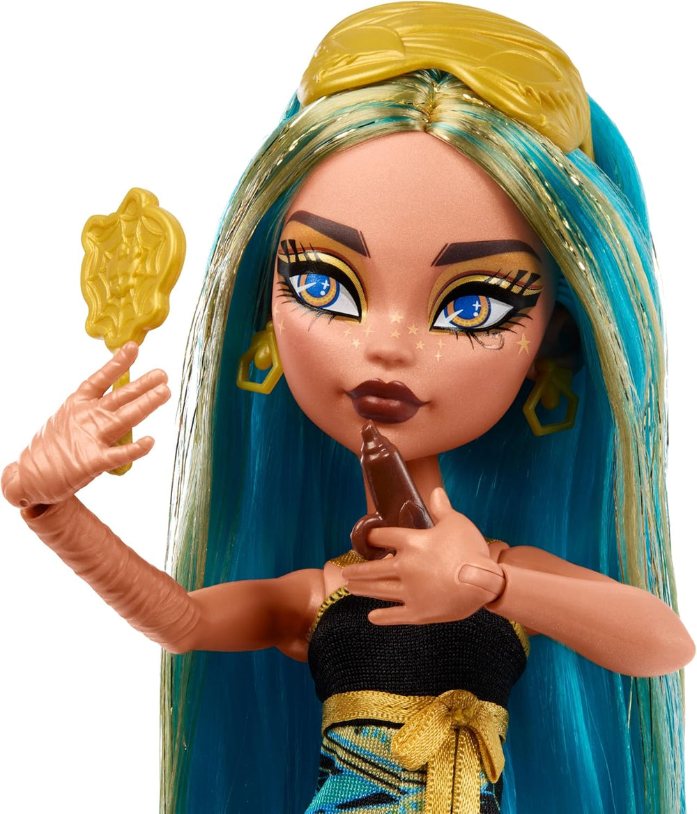 Monster High Buried-Secrets-Puppen und Zubehör, Halbjahresgraus-Thema mit geheimnisvoller Puppe und 5 Überraschungen beim Auspacken (Figuren können variieren.), HYV64
