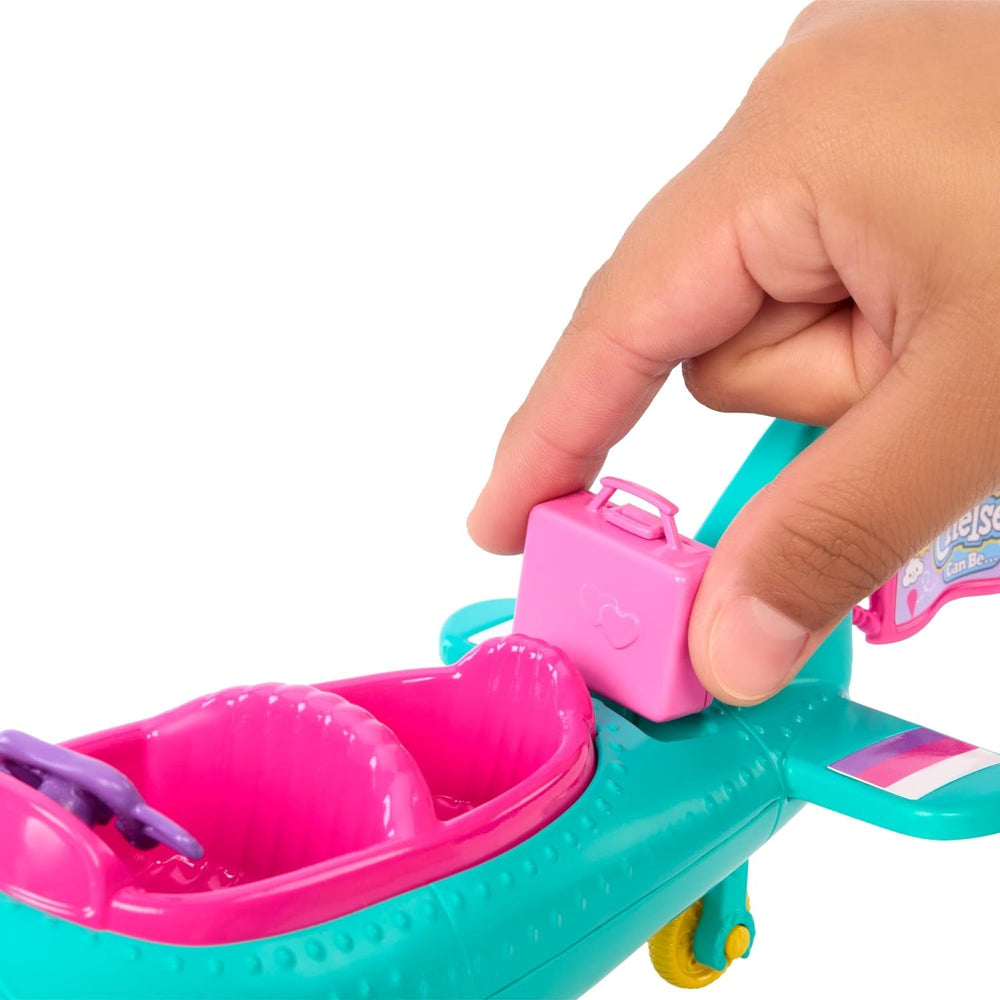 Păpușă Barbie Chelsea Avion și Set de Joacă - Păpușă Pilot, Avion, Cățeluș și Accesorii pentru Povestiri, Roți Rotitoare și Elice în Formă de Floare, Vârste 3+, HTK38