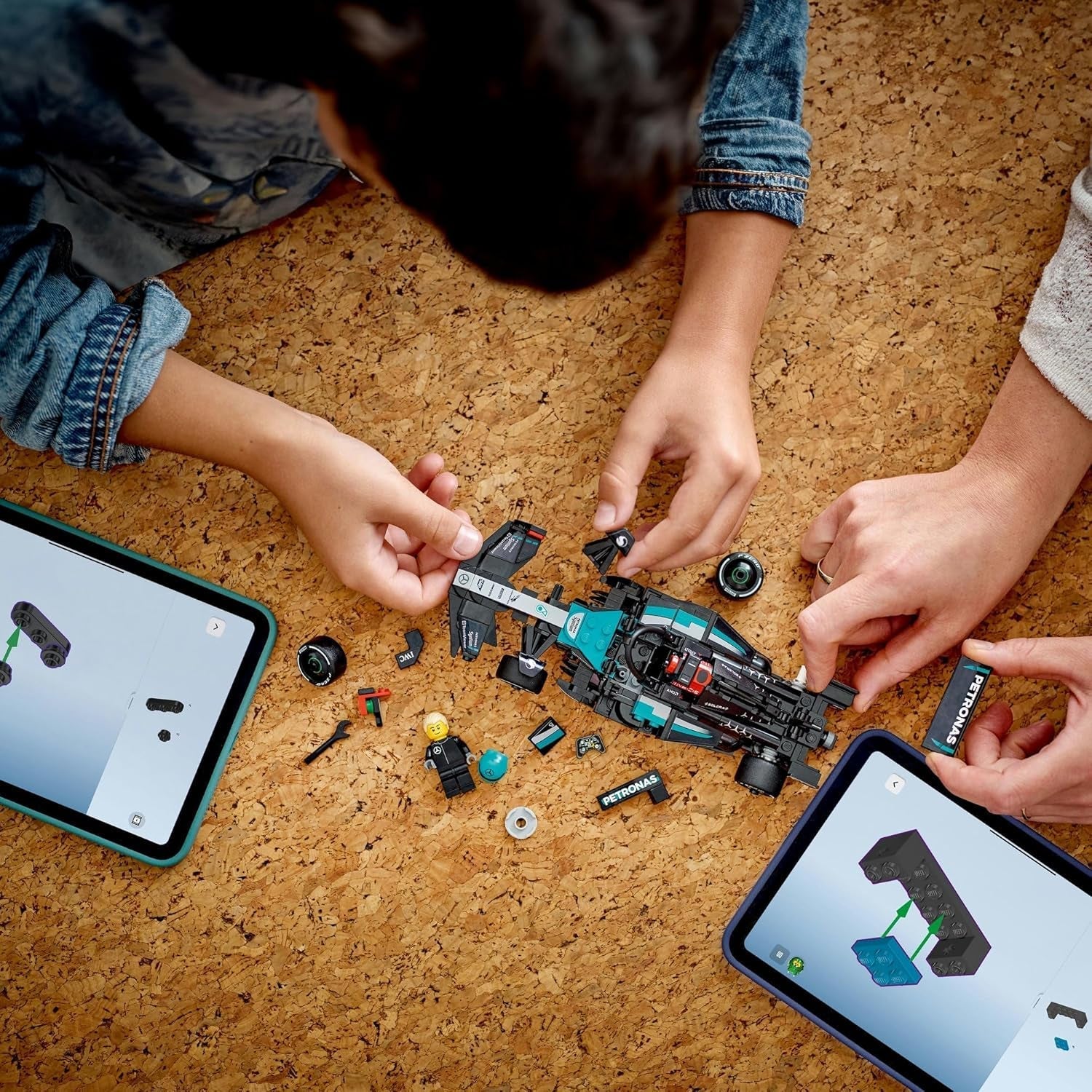 LEGO Speed Champions Mercedes-Amg F1 W15 Race Car - Jucărie cu minifigurină Formula 1 - Model de mașină de colecționat și construit - Cadou pentru băieți și fete 10+ sau fani adulți 77244 Seturi de constructie Besuche den LEGO-Store