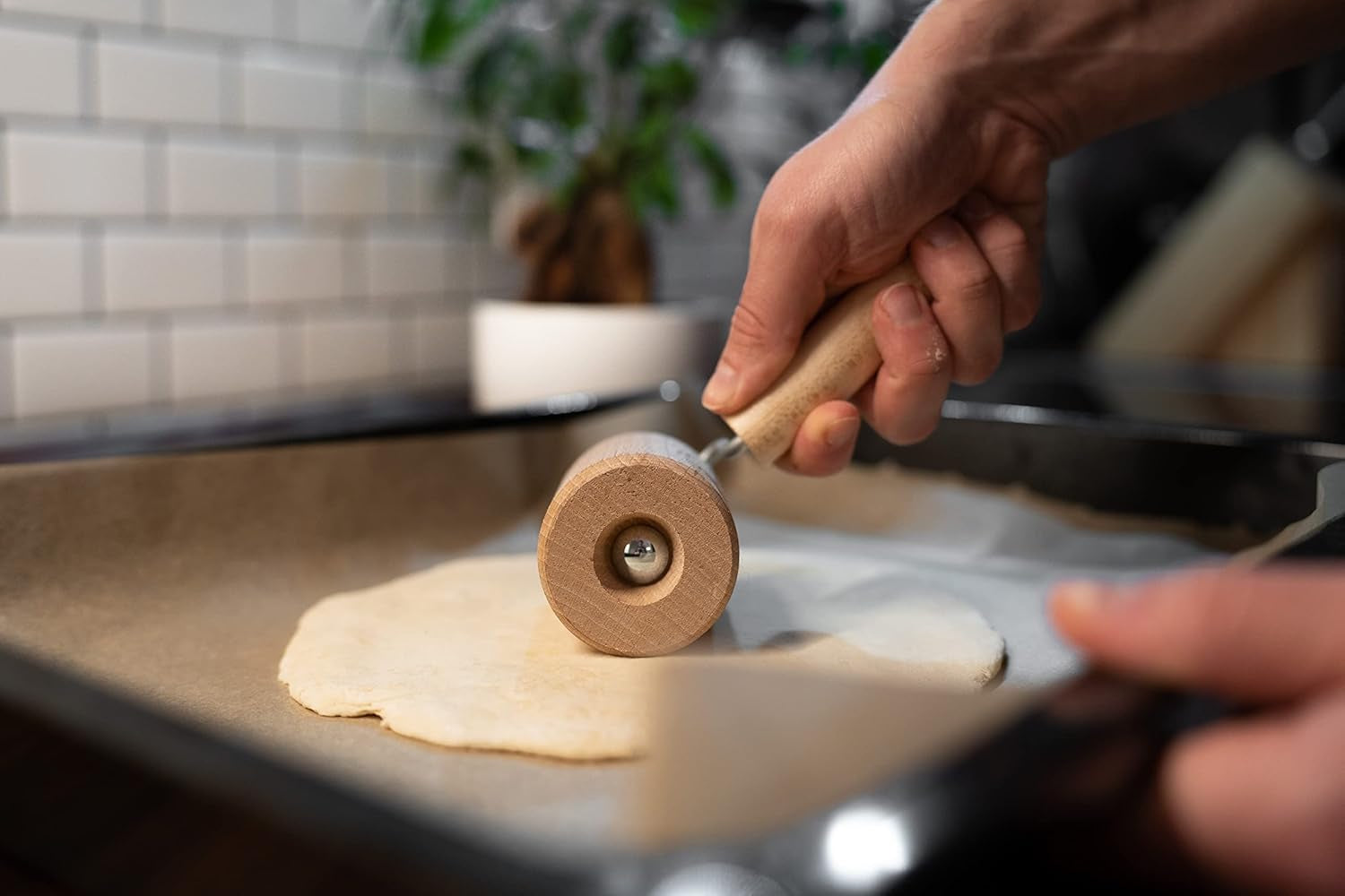 Chinchilla® Backblechroller/Teigroller zylindrisch aus Buchenholz | Der stable Helper für die Küche | Made in Germany | Nachhaltige Qualität aus Deutschland | 18 x 5 cm