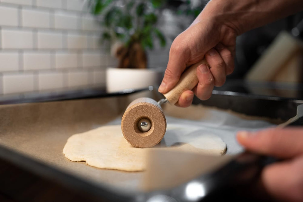 Chinchilla® Backblechroller/Teigroller zylindrisch aus Buchenholz | Der stable Helper für die Küche | Made in Germany | Nachhaltige Qualität aus Deutschland | 18 x 5 cm