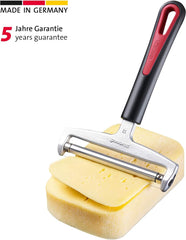 Westmark Käseschneider mit Rolle und auswechselbarem Schneiddraht, Variable Schnittstärke, Breite: 12 cm, Rostfreier Edelstahl/Aluminium/Kunststoff , Schwarz/Rot, 29272260, 17 x 12 x 2 cm