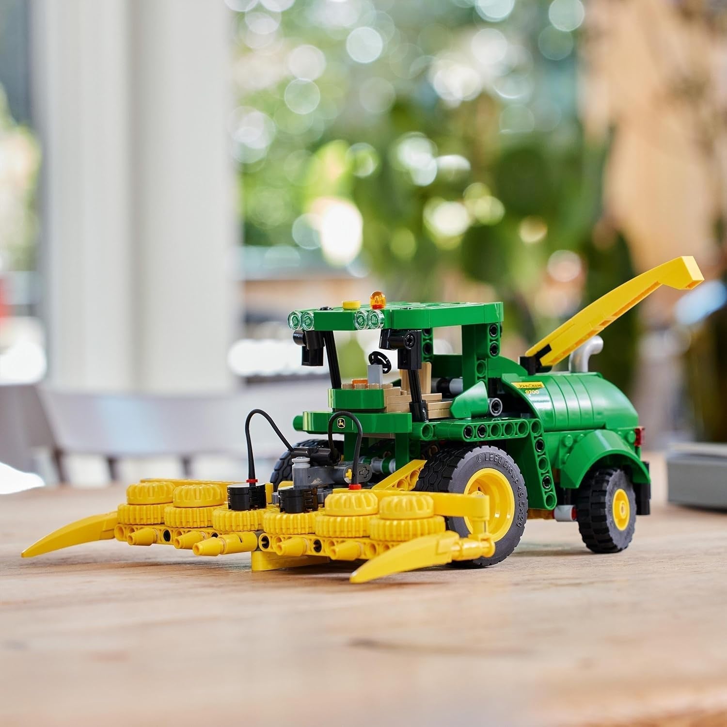 LEGO Technic John Deere 9700 Forage Harvester Kids Toy Tractor Farm Set Vehicle Model with Realistic Functions Gift for Boys and Girls 9 Years Old 42168 Building Sets Besuche den LEGO-Store