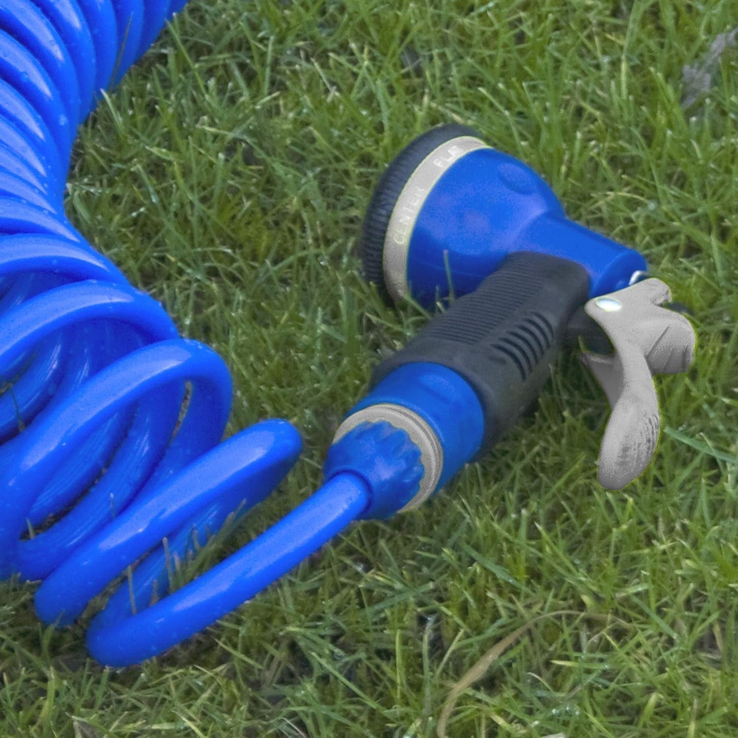 Set furtun spiralat TATAY 10 m cu accesorii din plastic cu protecție UV, ideal pentru terase și grădini mici.