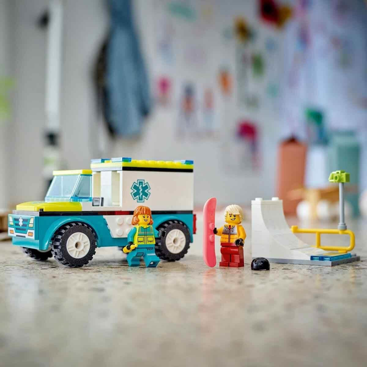 LEGO City Ambulance and Snowboarder, Ambulance Playset with toy car and 2 minifigures, Snowboarder and Paramedic Figure, imaginative gift for boys and girls from 4 years 60403 Building sets Besuche den LEGO-Store
