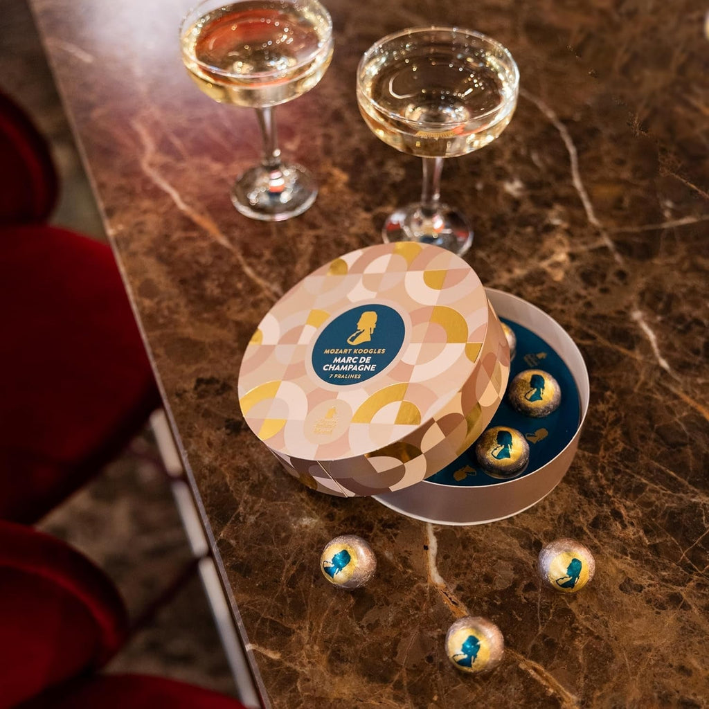 Mozart Balls din ciocolată neagră, umplute cu marțipan, migdale, alune și cremă de turtă dulce neagră, 119 grame Bomboane de Ciocolata Naty Shop