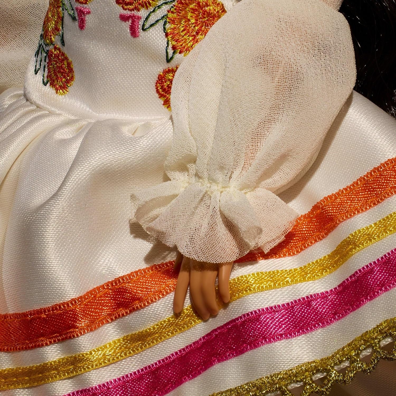 Păpușa Barbie Signature, Ziua Morților 2025, figurină de colecție cu rochie crem cu volane, flori de gălbenele și funde, coroană de flori în păr și vopsea facială Calavera, JBJ05