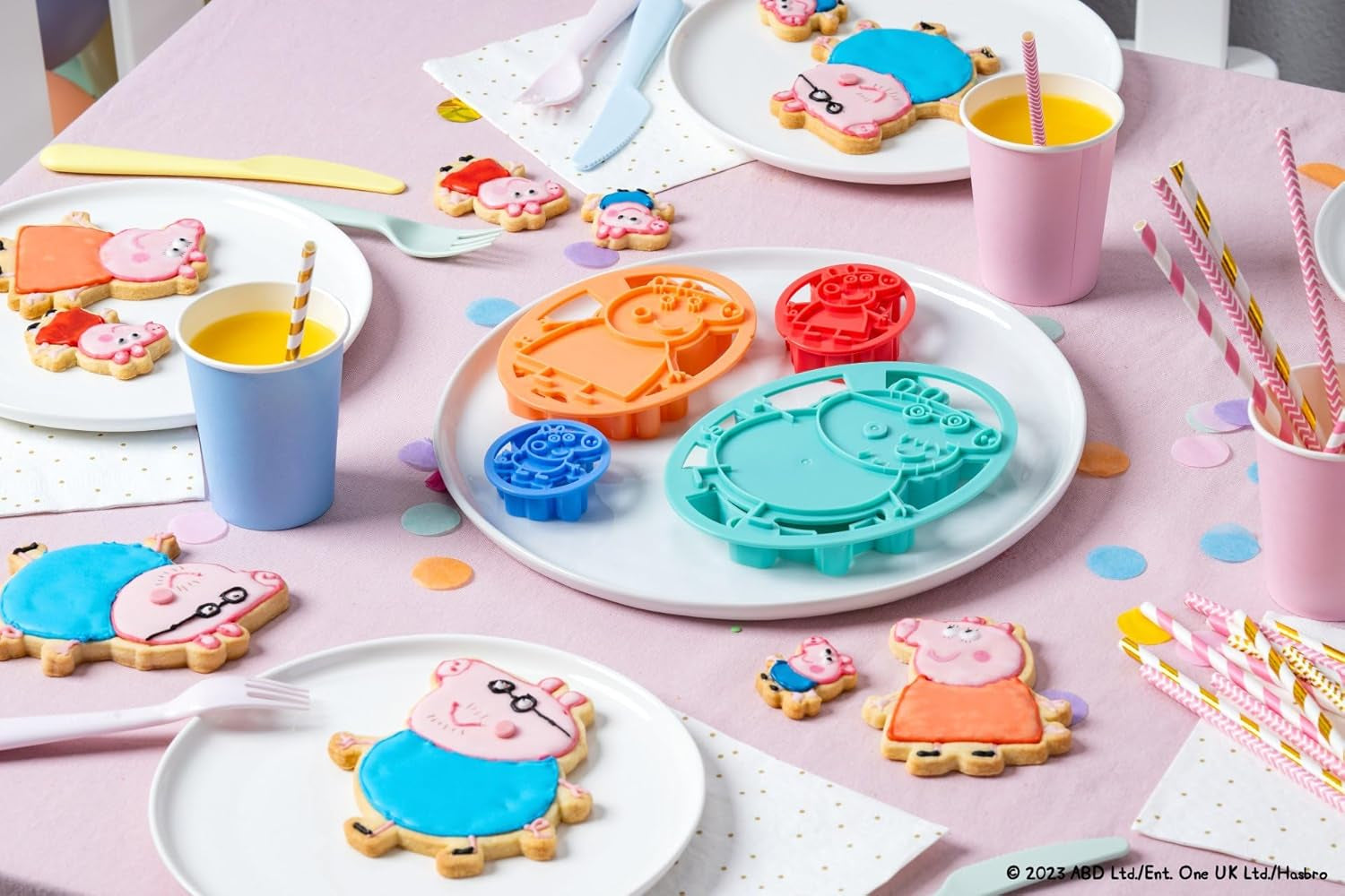 Forme de biscuiți Dr. Oetker Peppa Pig Embosser – set de 4 piese pentru copt creativ, ușor de utilizat – perfecte pentru biscuiți și fondant, durabile și lavabile în mașina de spălat vase