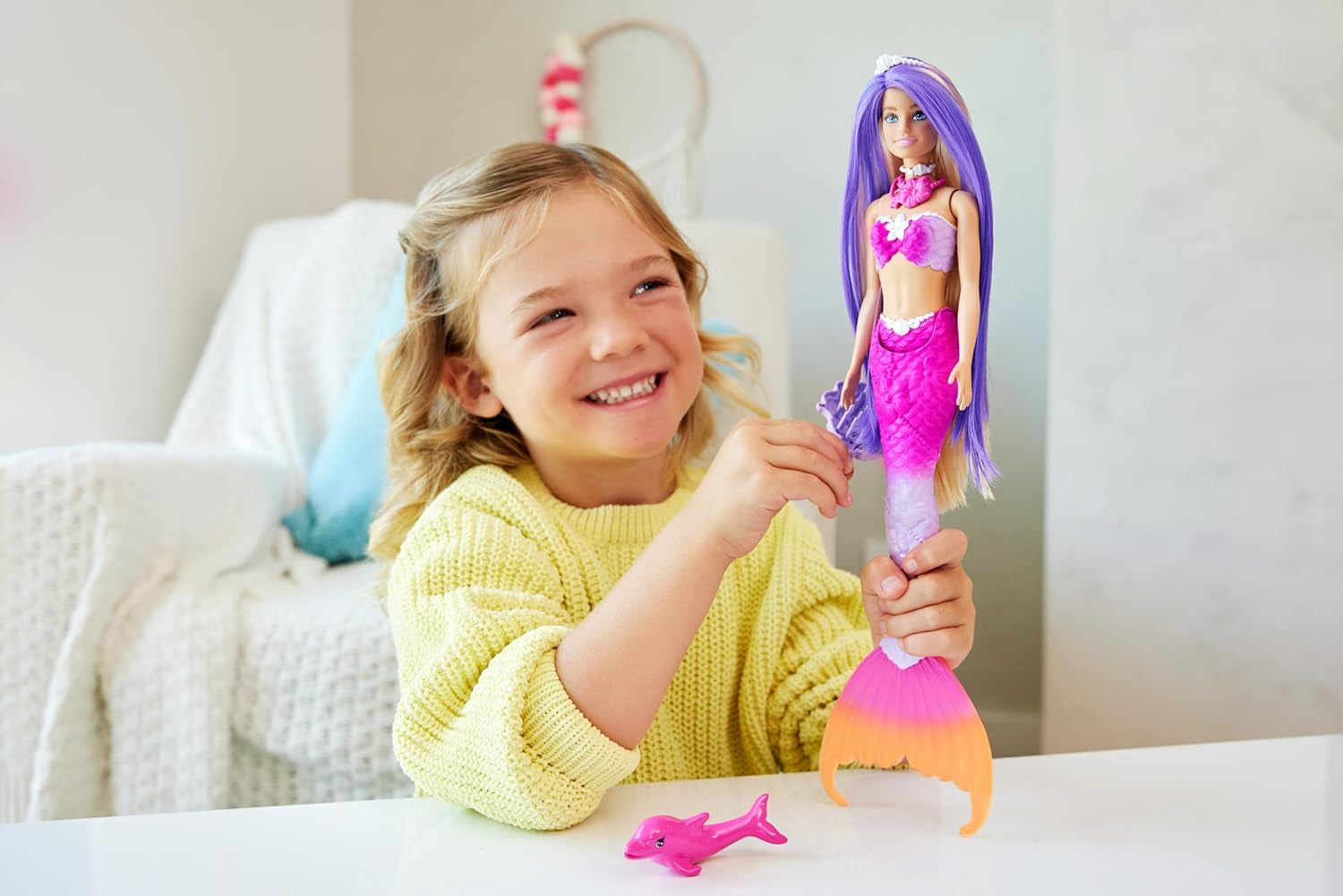 BARBIE Meerjungfrau-Puppe - Inspiriert von der Fernsehserie "Barbie Ein verborgener Zauber", mit Farbwechseleffekt und Zubehör, 19 cm lange pinke Haare zum Stylen, für Kinder ab 3 Jahren, HRP97