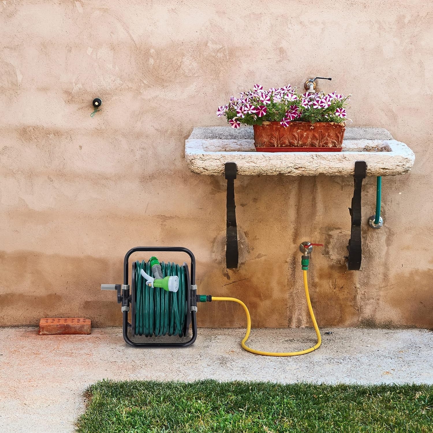 Rolă furtun Relaxdays, pentru furtun de 30 m 1/2", oțel, plastic, suport furtun, HL: 38 x 42 x 31 cm, negru/gri