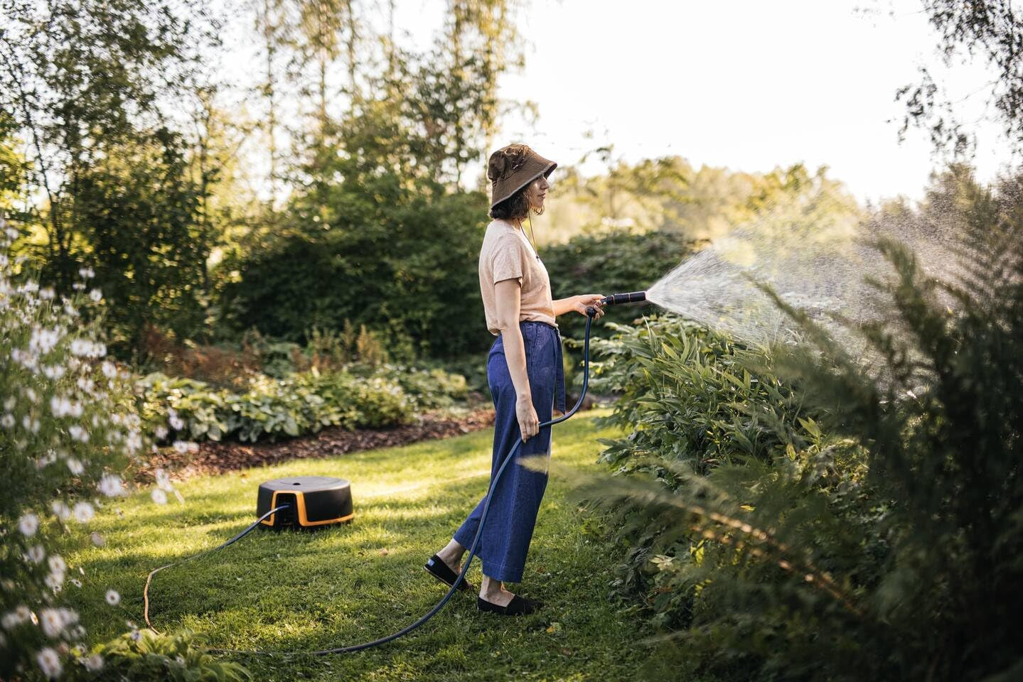 Fiskars Waterwheel XL, Set de udare all-inclusive, Rază totală de acțiune de 25 m, Retragere automată, Furtun de grădină universal (Ø 13 mm), Conector universal pentru robinet, Negru/Portocaliu, Seria X, 1067549