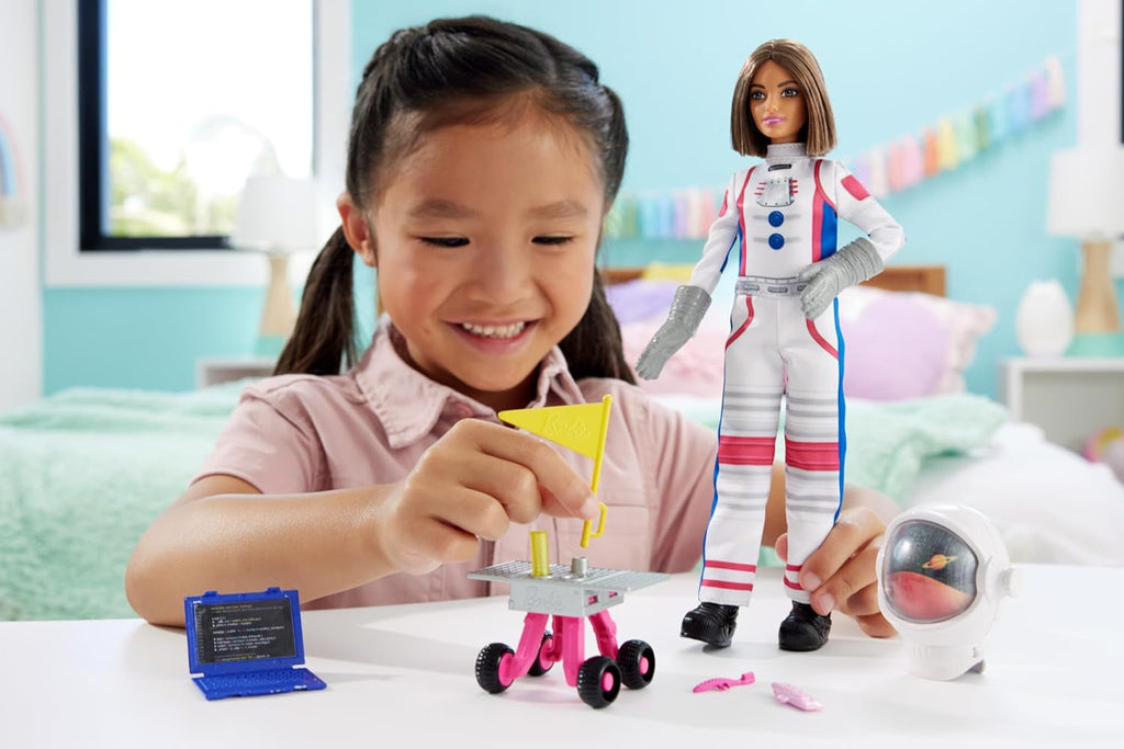 Barbie 65th Anniversary Doll și 10 accesorii, set astronaut cu păpușă brunetă, Rover cu roți, cască spațială cu vizor personalizabil și multe altele, HRG45 Papusi Naty Shop