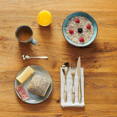 MÄSER Ramă metalică, Set de veselă modern pentru 6 persoane cu ramă de culoarea alamei, Serviciu combinat cu 24 de piese cu forme de cupe fără ramă, Gresie, Gri