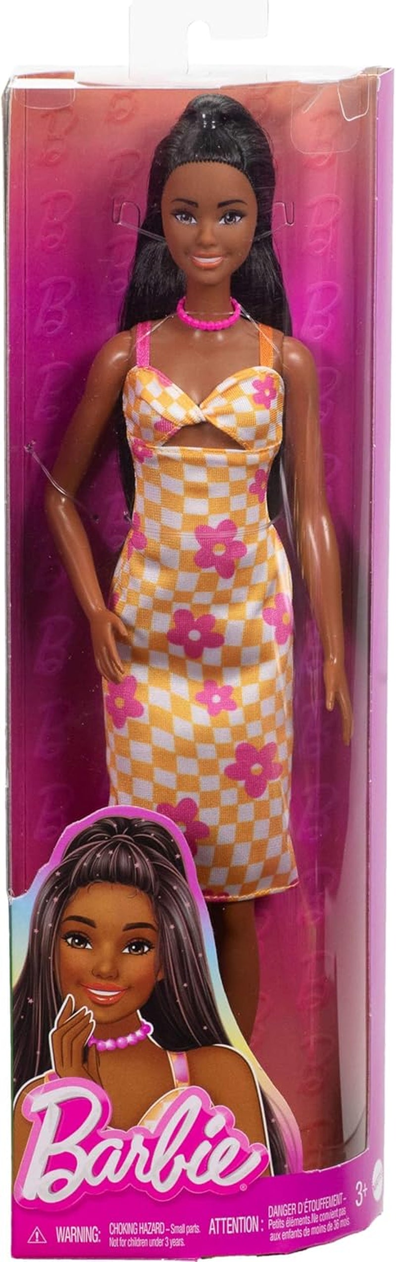 Păpușa Barbie Fashionistas nr. 233 cu păr negru, rochie midi portocalie în carouri cu flori roz, colier și sandale, HYT91