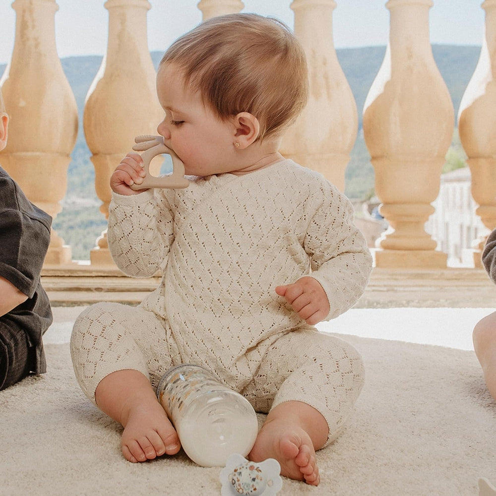 Set cadou Suavinex pentru nou-născuți. Set cu 4 piese, inclusiv: suzetă Physiological SX Pro pentru bebeluși 0-6 luni + suport pentru suzetă + husă pentru suzetă Duo + inel de dentiție din silicon. Wonderland, bej