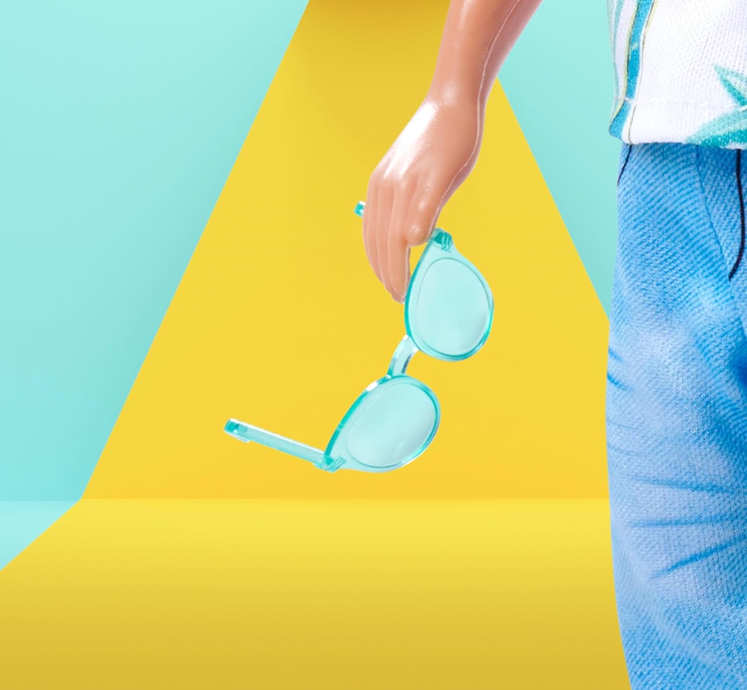 Simba Steffi Love Kevin, o păpușă purtând un top cu imprimeu de palmieri și blugi cool, inclusiv ochelari de soare, 30 cm, vârste 3+